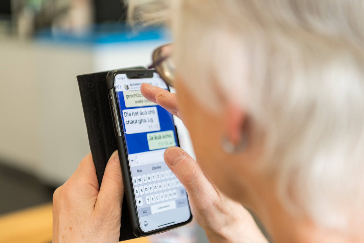 ältere Frau mit Smartphone mit vergrösserter Schrift